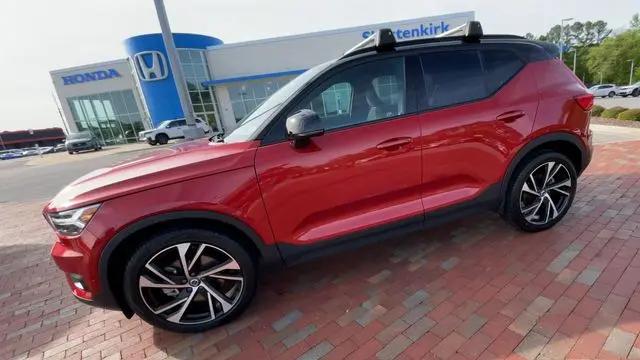 2022 Volvo XC40 T5 R-Design
