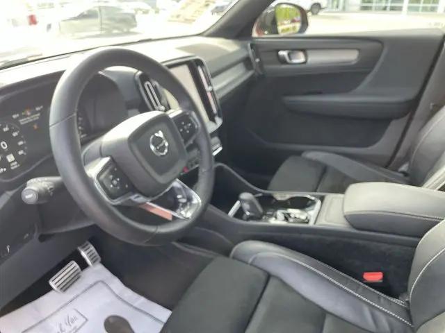 2022 Volvo XC40 T5 R-Design