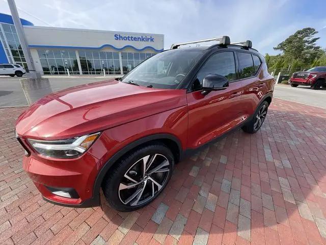 2022 Volvo XC40 T5 R-Design