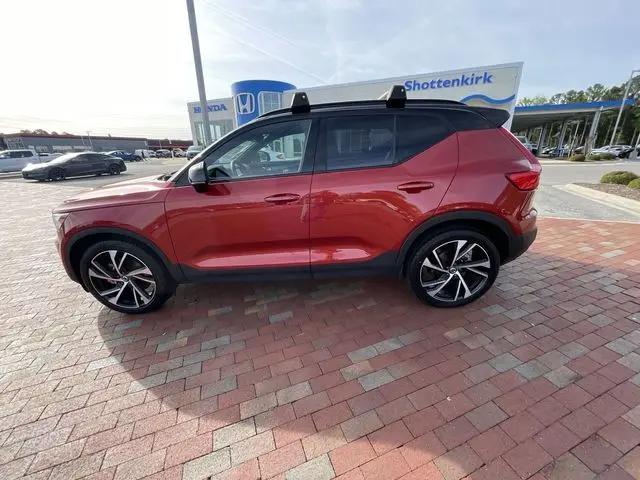 2022 Volvo XC40 T5 R-Design