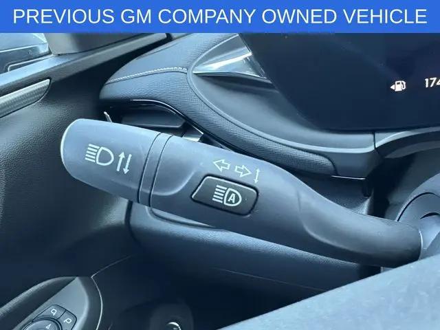 2025 Buick NV Avenir FWD