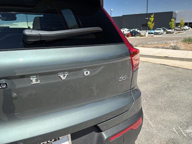 2026 Volvo XC40 Ultra, B5 AWD Gas (mild hybrid), Dark