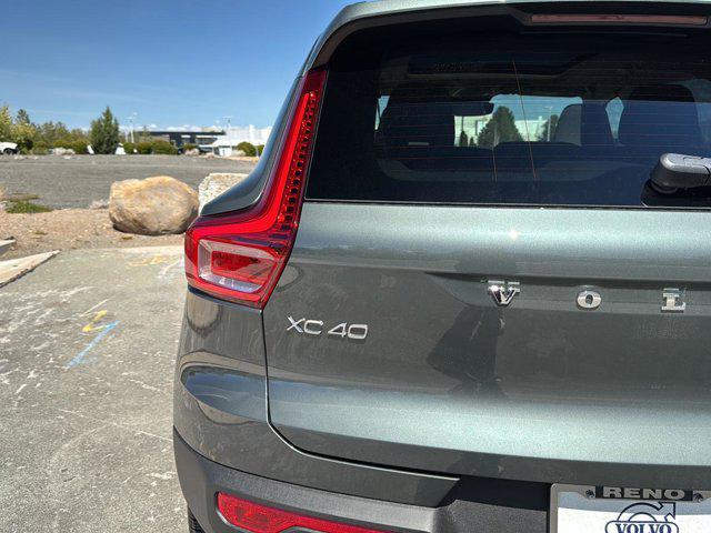 2026 Volvo XC40 Ultra, B5 AWD Gas (mild hybrid), Dark