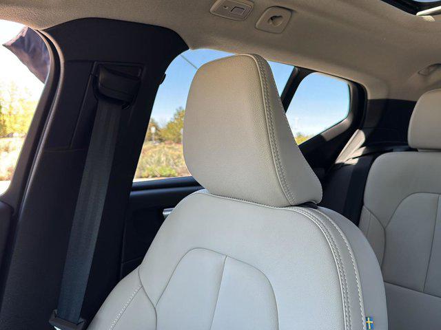 2026 Volvo XC40 Ultra, B5 AWD Gas (mild hybrid), Dark