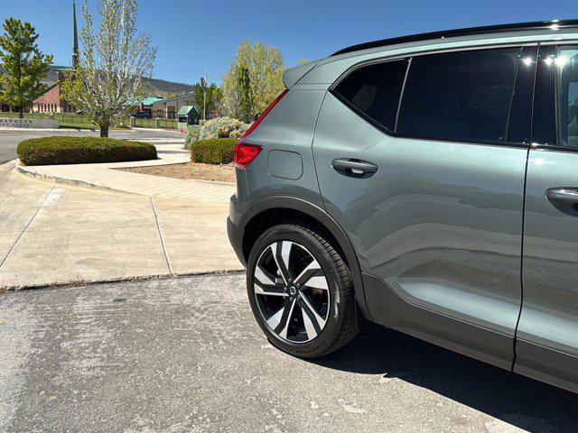 2026 Volvo XC40 Ultra, B5 AWD Gas (mild hybrid), Dark