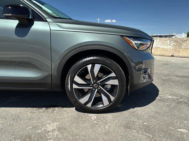 2026 Volvo XC40 Ultra, B5 AWD Gas (mild hybrid), Dark