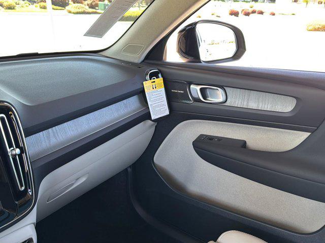 2026 Volvo XC40 Ultra, B5 AWD Gas (mild hybrid), Dark