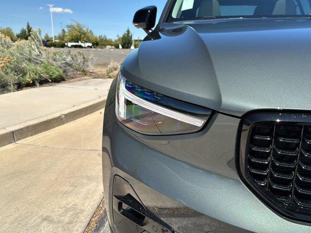 2026 Volvo XC40 Ultra, B5 AWD Gas (mild hybrid), Dark