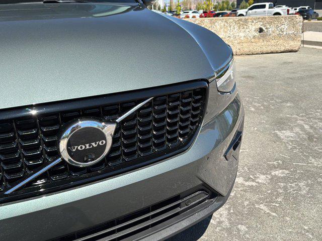 2026 Volvo XC40 Ultra, B5 AWD Gas (mild hybrid), Dark