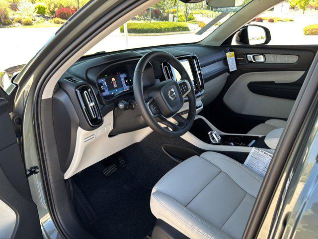 2026 Volvo XC40 Ultra, B5 AWD Gas (mild hybrid), Dark