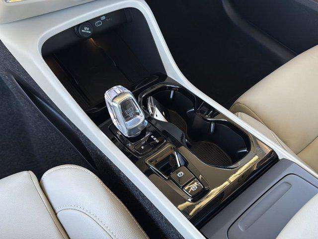 2026 Volvo XC40 Ultra, B5 AWD Gas (mild hybrid), Dark