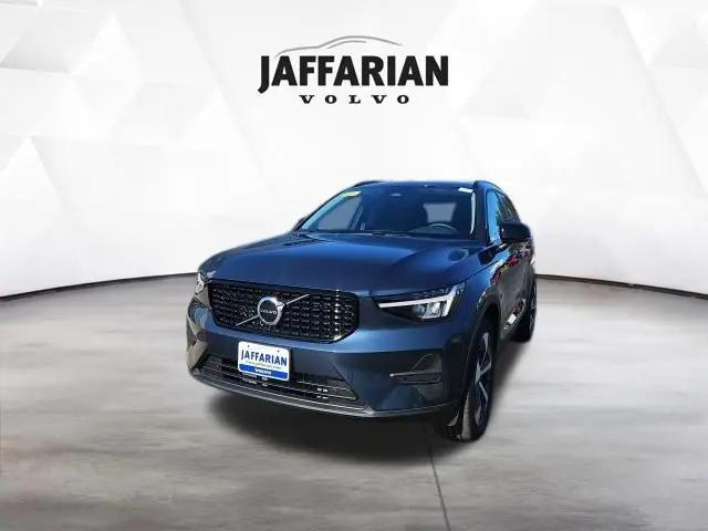 2026 Volvo XC40 Core, B5 AWD Gas (mild hybrid), Dark