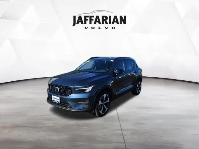2026 Volvo XC40 Core, B5 AWD Gas (mild hybrid), Dark