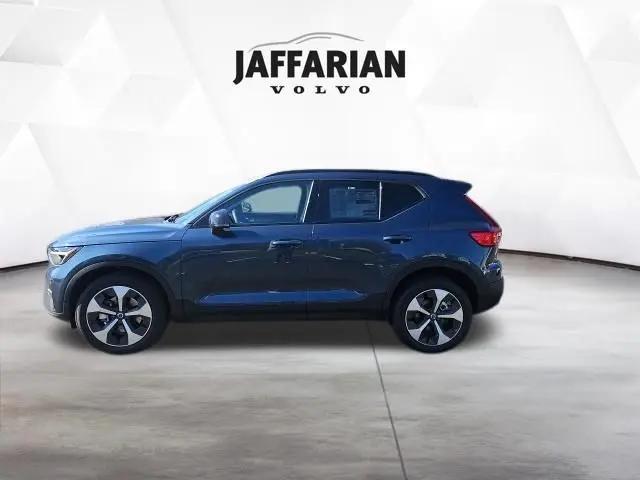 2026 Volvo XC40 Core, B5 AWD Gas (mild hybrid), Dark