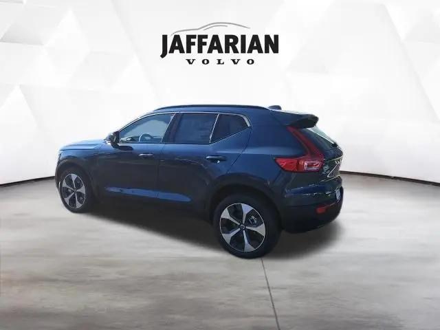 2026 Volvo XC40 Core, B5 AWD Gas (mild hybrid), Dark