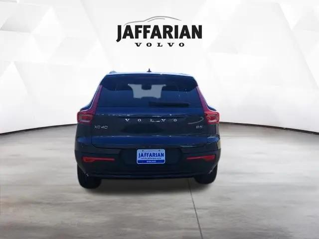 2026 Volvo XC40 Core, B5 AWD Gas (mild hybrid), Dark