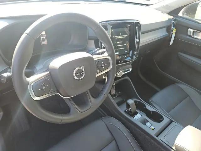 2026 Volvo XC40 Core, B5 AWD Gas (mild hybrid), Dark