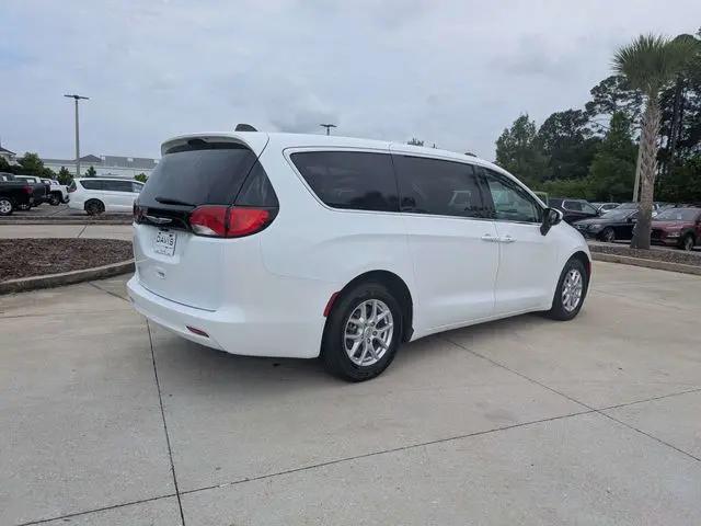 2022 Chrysler Voyager LX