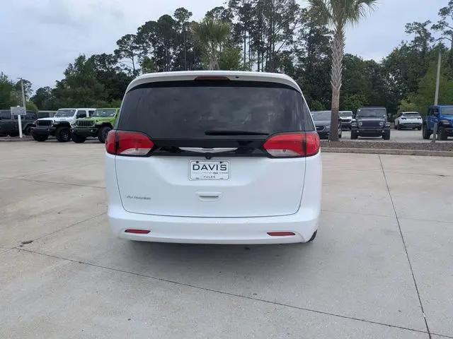2022 Chrysler Voyager LX