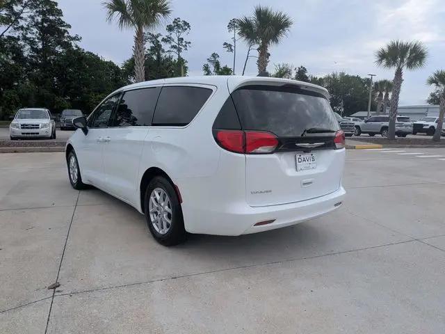 2022 Chrysler Voyager LX