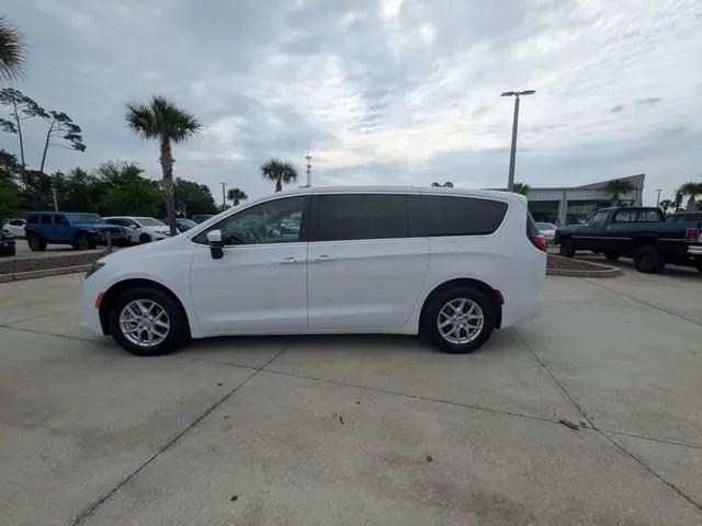 2022 Chrysler Voyager LX
