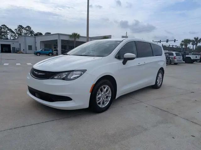 2022 Chrysler Voyager LX