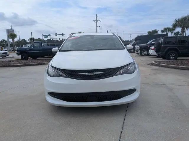 2022 Chrysler Voyager LX