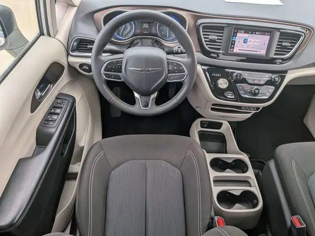 2022 Chrysler Voyager LX