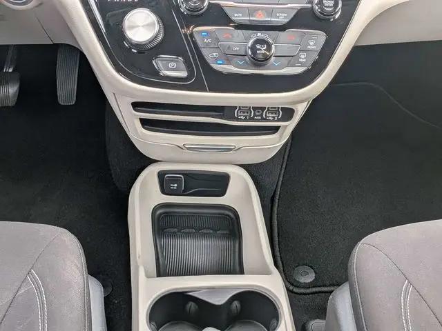2022 Chrysler Voyager LX