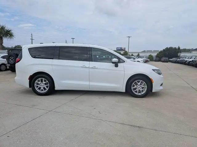 2022 Chrysler Voyager LX