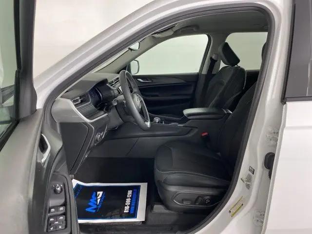 2024 Jeep Grand Cherokee Laredo 4x2