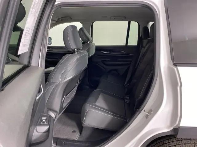 2024 Jeep Grand Cherokee Laredo 4x2
