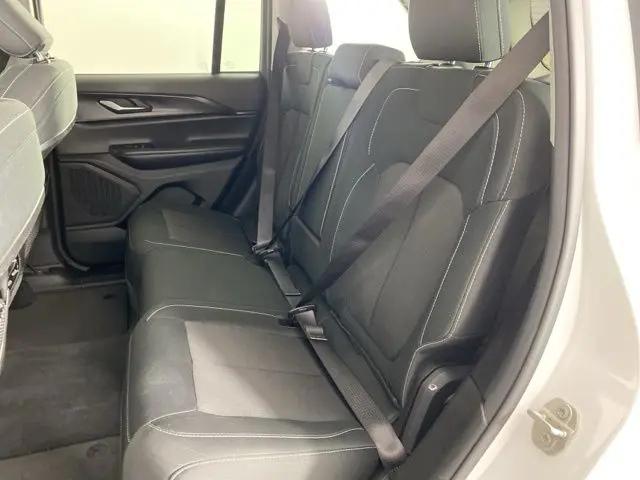 2024 Jeep Grand Cherokee Laredo 4x2