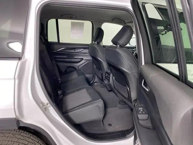 2024 Jeep Grand Cherokee Laredo 4x2
