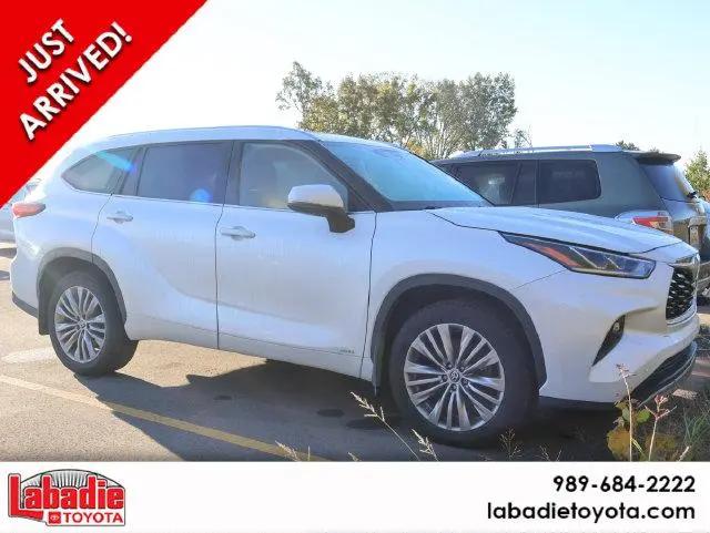 2022 Toyota Highlander Hybrid Platinum for sale in Bay City, MI