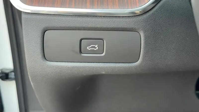 2023 Volvo XC60 B5 Ultimate Bright Theme