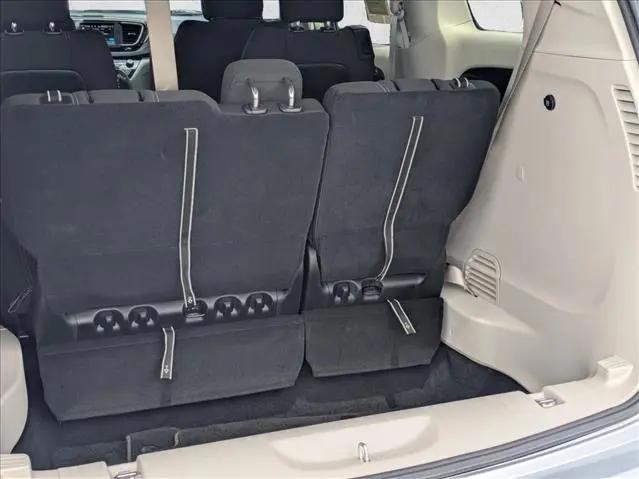 2022 Chrysler Voyager LX