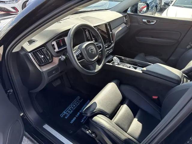 2024 Volvo XC60 B5 Ultimate Dark Theme