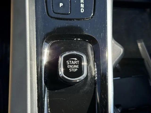 2024 Volvo XC60 B5 Ultimate Dark Theme