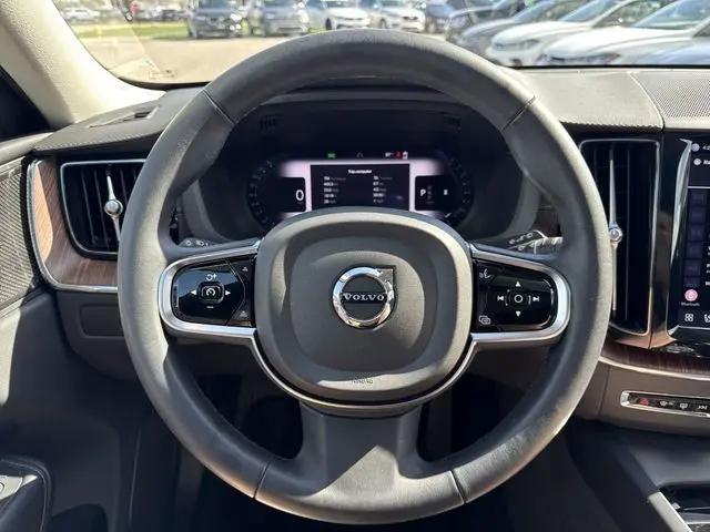2024 Volvo XC60 B5 Ultimate Dark Theme