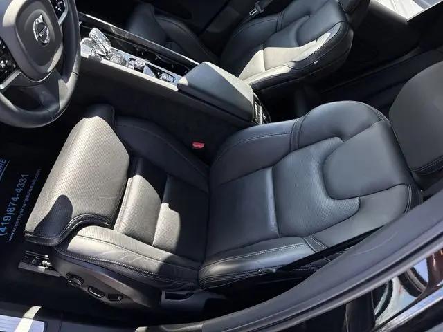 2024 Volvo XC60 B5 Ultimate Dark Theme
