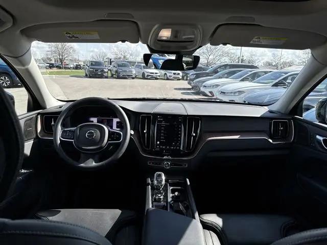 2024 Volvo XC60 B5 Ultimate Dark Theme