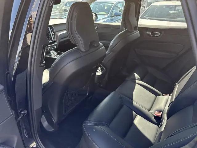2024 Volvo XC60 B5 Ultimate Dark Theme