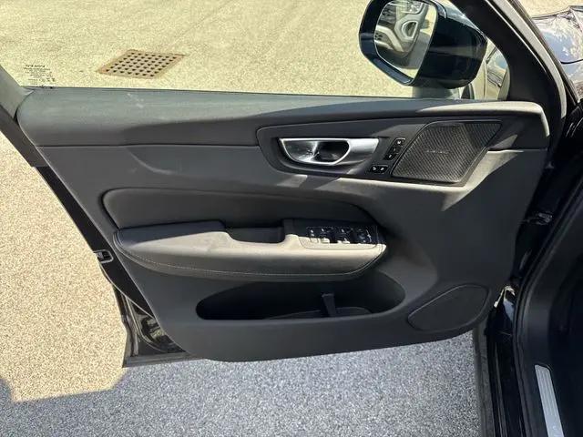 2024 Volvo XC60 B5 Ultimate Dark Theme