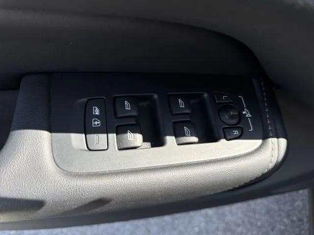 2024 Volvo XC60 B5 Ultimate Dark Theme