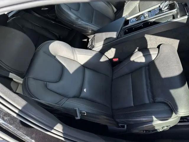 2024 Volvo XC60 B5 Ultimate Dark Theme