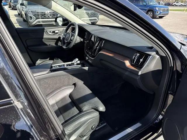2024 Volvo XC60 B5 Ultimate Dark Theme