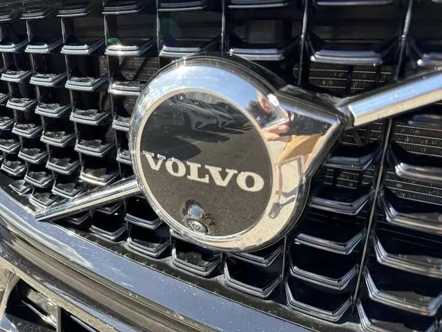 2024 Volvo XC60 B5 Ultimate Dark Theme