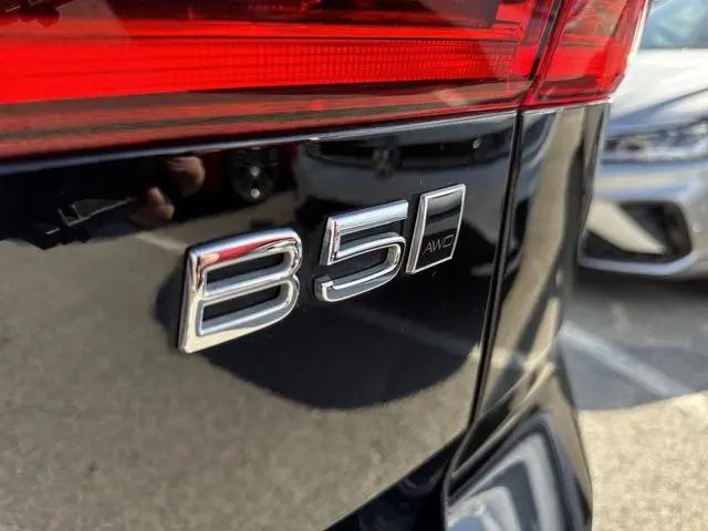 2024 Volvo XC60 B5 Ultimate Dark Theme