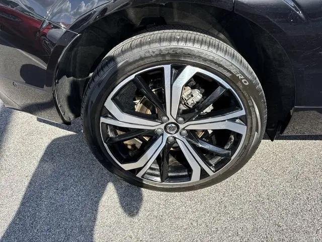 2024 Volvo XC60 B5 Ultimate Dark Theme